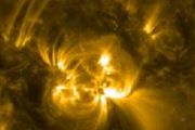 Solar Observatory sees coronal loops flicker before big flares