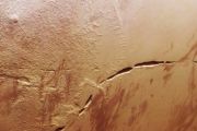 A snaking scar on Mars